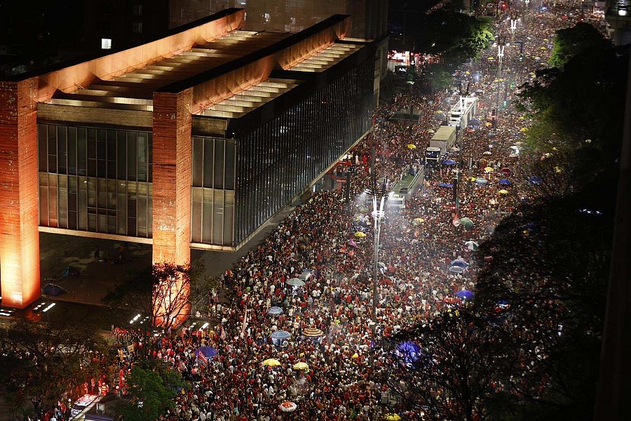 Miles de simpatizantes de Lula salen a la Avenida Paulista en Sao Paulo.