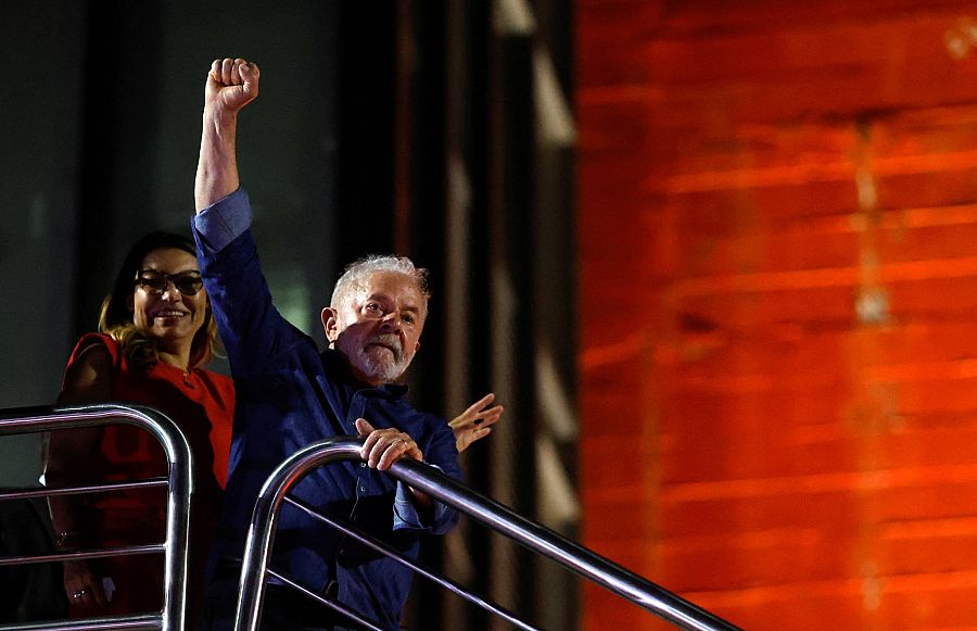 Lula da Silva saluda, junto a su esposa Rosangela, en la avenida Paulista en Sao Paulo.