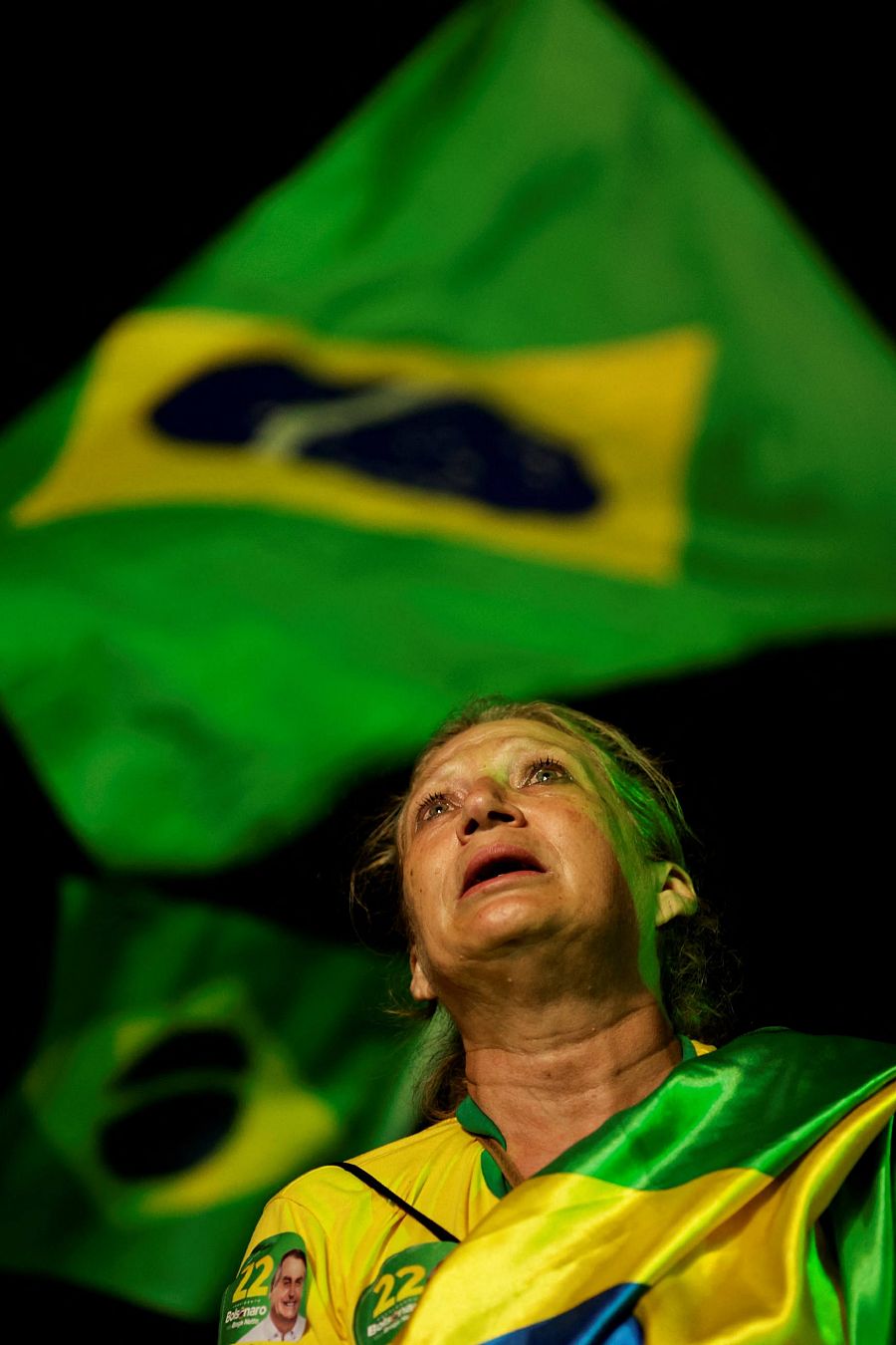 Una mujer llora por la derrota de Bolsonaro.