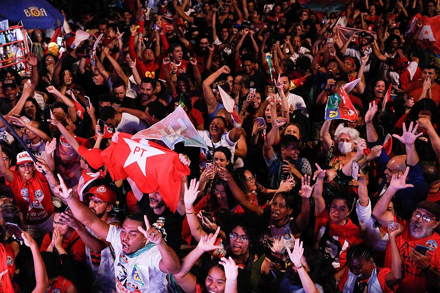 Simpatizantes de Lula festejan en Brasilia.