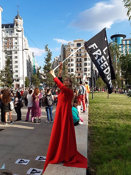 La artista iraní Zahra Saberi en una performance en Madrid