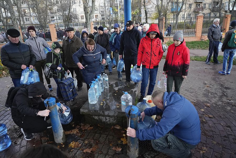 Un grupo de personas hace cola para poder conseguir agua potable en Kiev