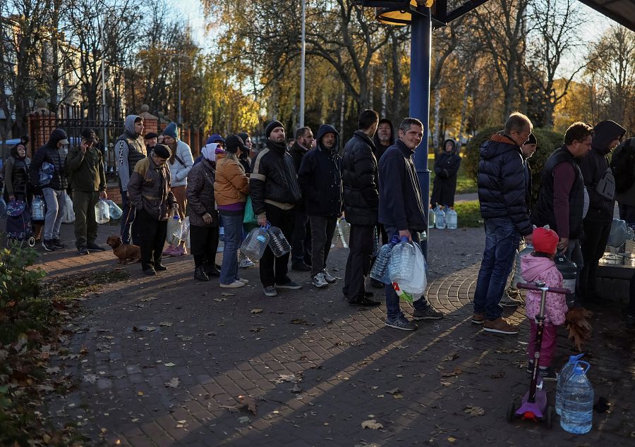 Ciudadanos ucranianos rellenan sus garrafas de agua potable tras los últimos ataques rusos
