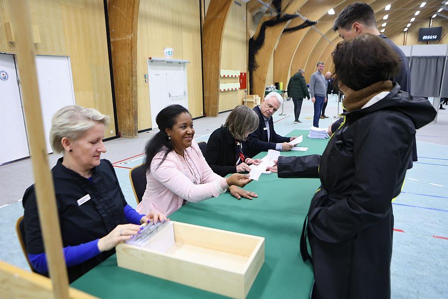 La población de las Islas Feroe deposita su voto en el colegio electoral de Torshavn.