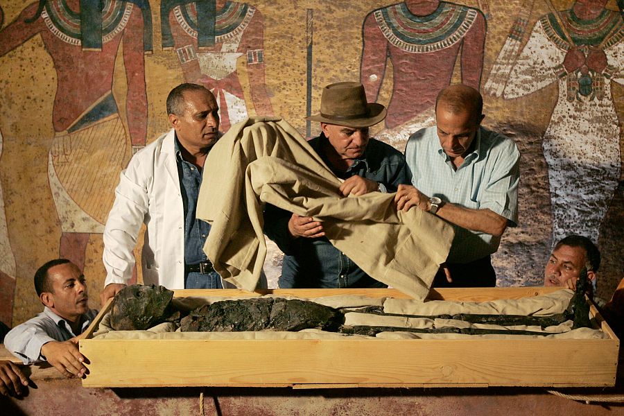 Arqueólogos trabajan en 2009 en la tumba de Tutankamón