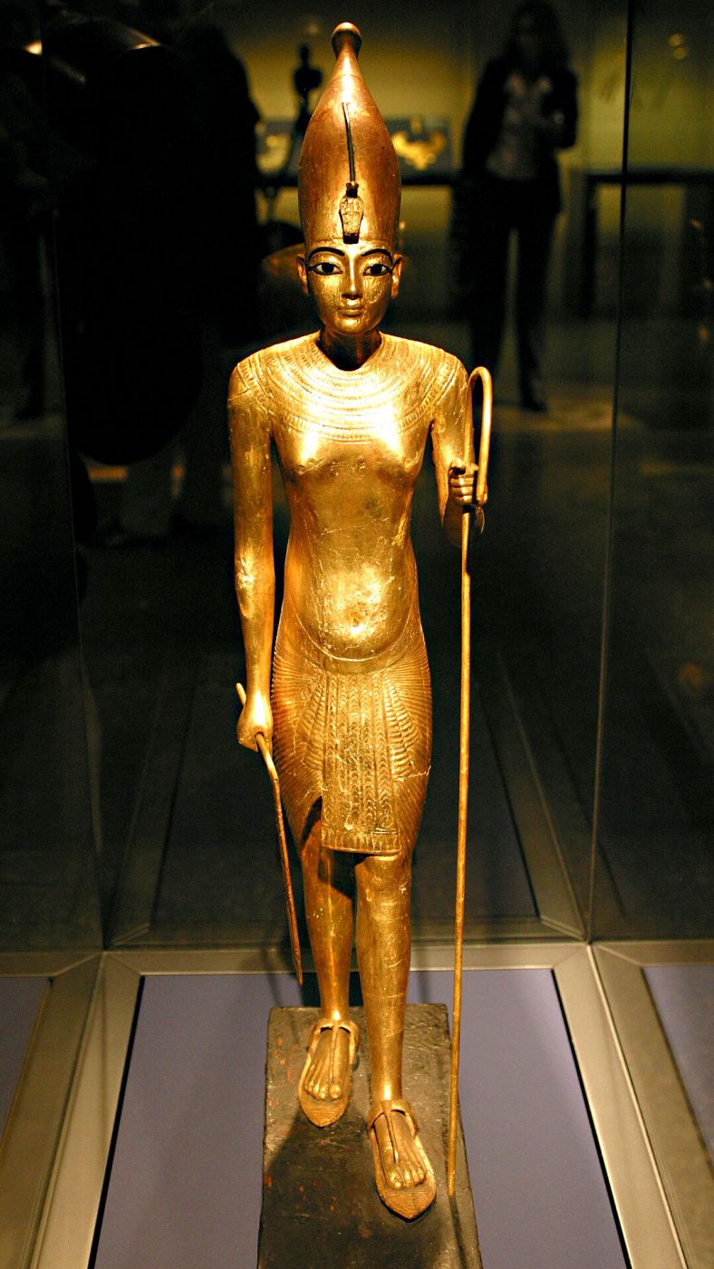 Estatua de Tutankamón, un rey breve y joven, pero el más célebre