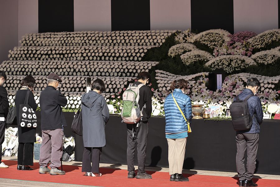 Homenaje frente al Ayuntamiento de Seúl a las 153 víctimas de la estampida durante la celebración de Halloween