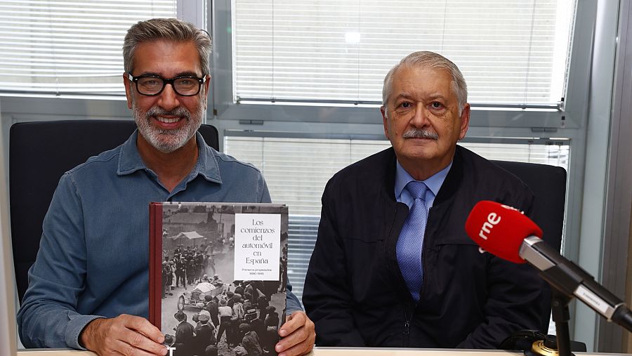 Arturo Martín junto a Pablo Gimeno en los estudios de RNE