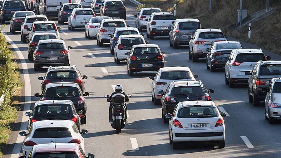 Decenas de coches circulando por una carretera