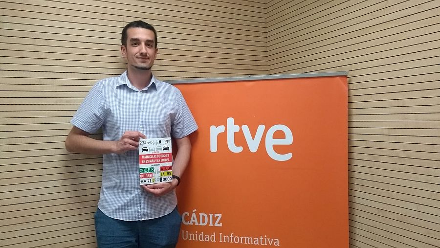 Carlos Castrillo sujetando su libro sobre matrículas