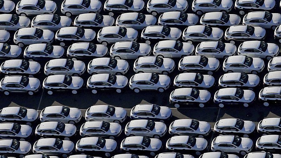 Cientos de coches de la misma marca matricuados y estacionados en orden