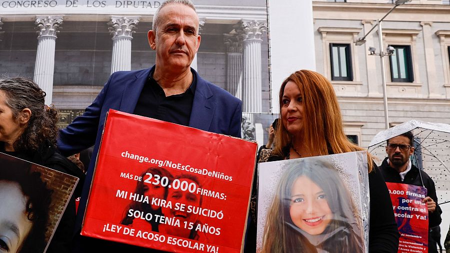 José Manuel López, el padre de la menor que se suicidó en Cataluña, presenta en el Congreso 230.000 firmas para pedir una ley contra el acoso escolar 