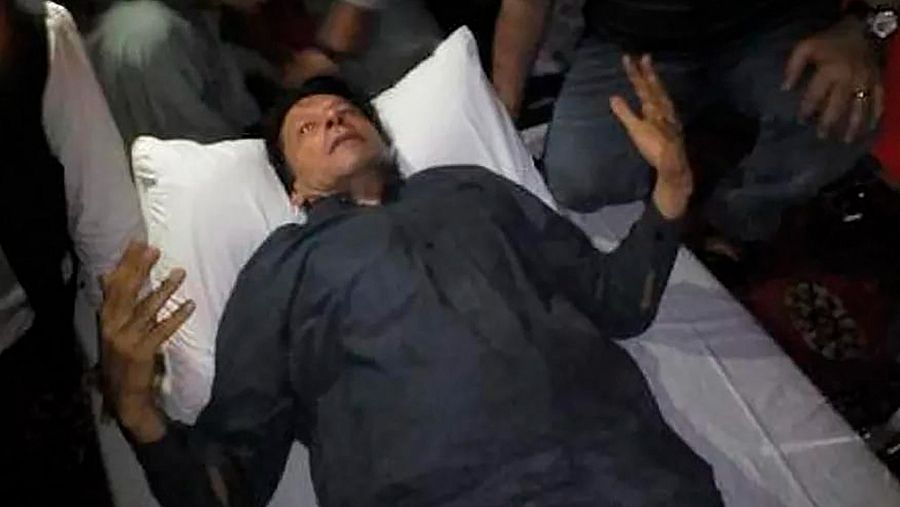 El ex primer ministro paquistaní Imran Khan, en una foto publicad por su partido, el Pakistan Tehreek-e-Insaf, tras resultar herido en un tiroteo, en Wazirabad, Pakistán