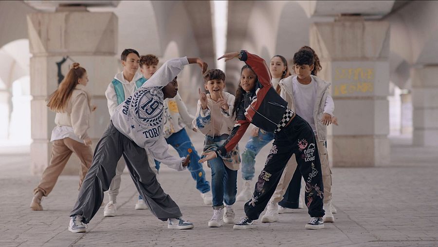 Carlos Higes con los ocho bailarines en el videoclip de 