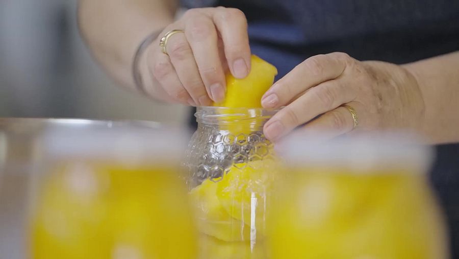 Preparació de préssec en almívar a Alcarràs | La Recepta Perduda