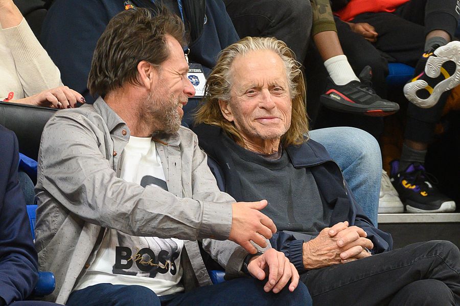 Michael Douglas durante un partido de baloncesto en París con un aspecto muy desmejorado