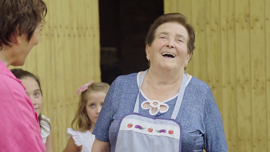 Antònia Castells ensenya a fer almívar a l'actriu Sílvia Abril a 'La recepta perduda'