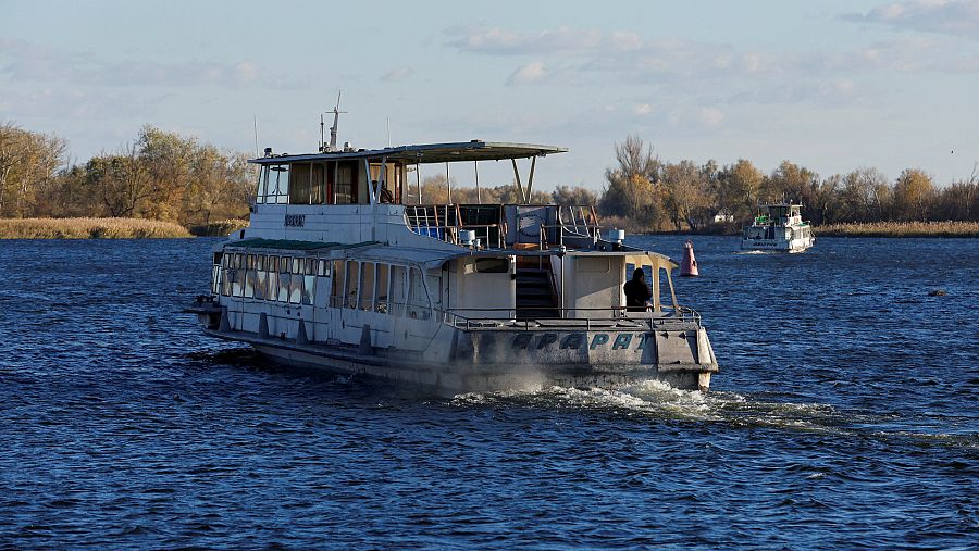 Ferris evacúan civiles de Jersón cruzando el río Dniéper, en una imagen del 31 de octubre.