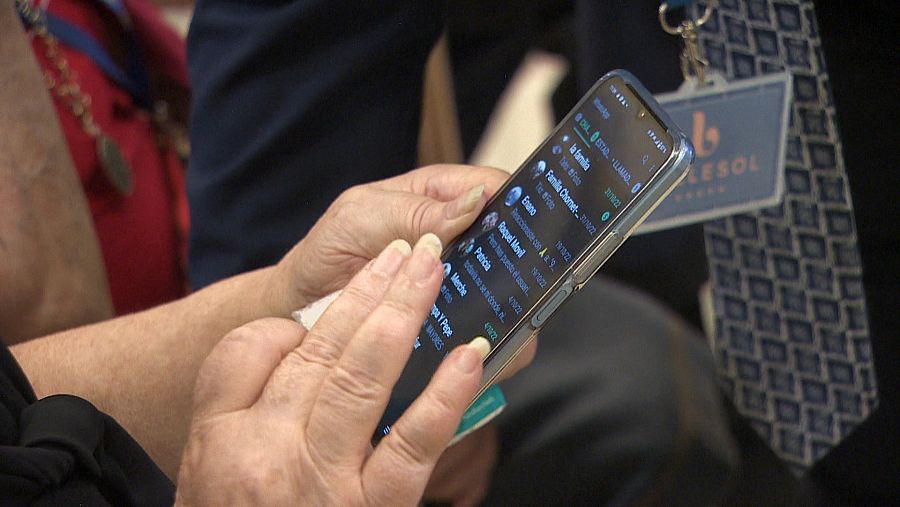 Manos de una anciana con teléfono móvil