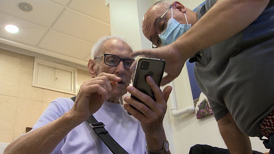 Señor ayuda a residente con su móvil