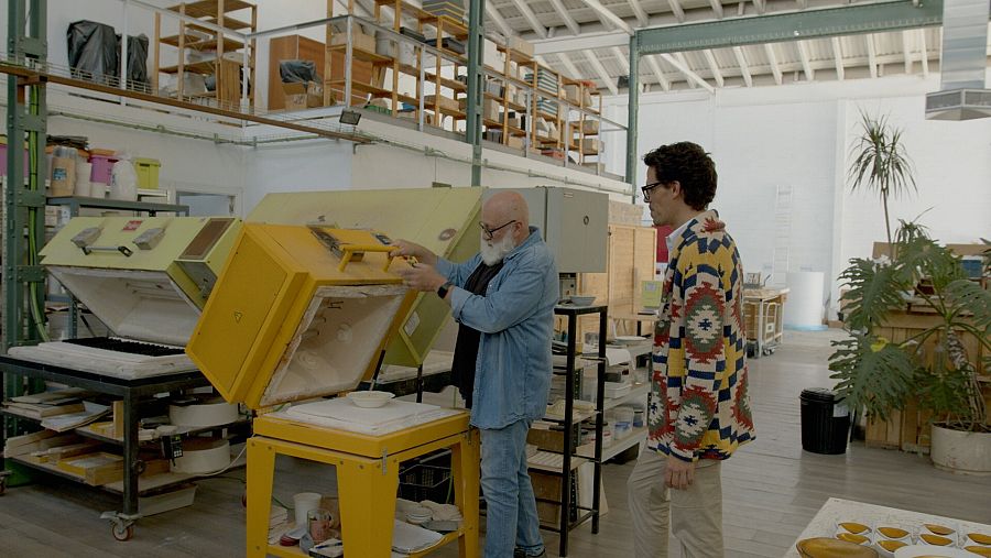El ceramista Eduardo Nieto li ensenya el forn a Juan Avellaneda,  a 'Fet a mà'
