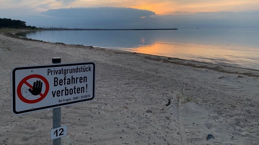 Cartel de prohibido el paso, en alemán, en una playa.