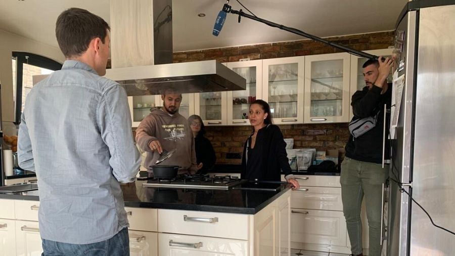 El equipo de 'En Portada' en la casa de la familia alemana de ascendencia turca.