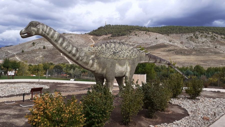 Un dinosaurio en el jardín del Museo de Paleontología (MUPA)