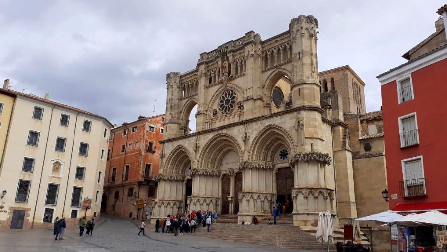 En la Plaza Mayor, la catedral de Cuenca