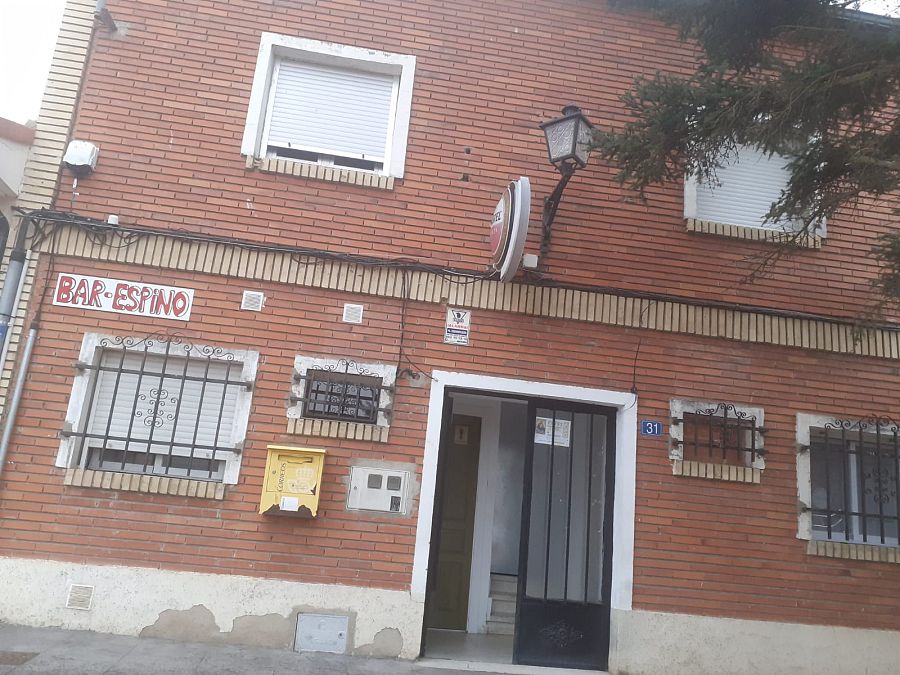 La fachada de el bar de Constan¿a Manole en Espino de la Orbada