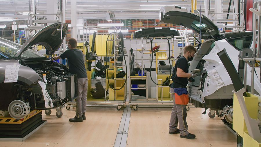 trabajadores en cadena fabricación automóviles