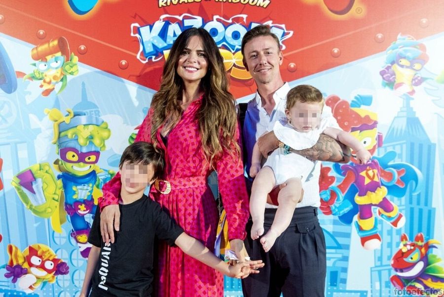 El exfutbolista Guti posa con su mujer y sus hijos