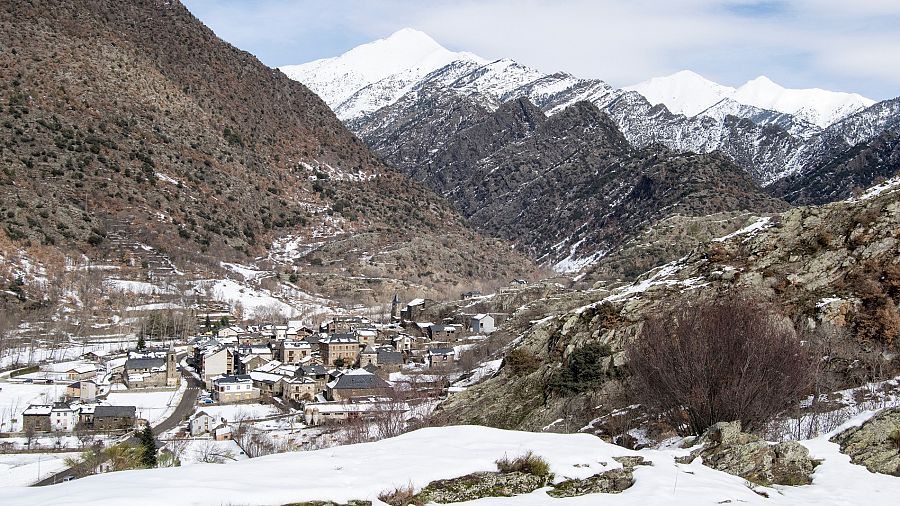La vila d'Alins coberta de neu