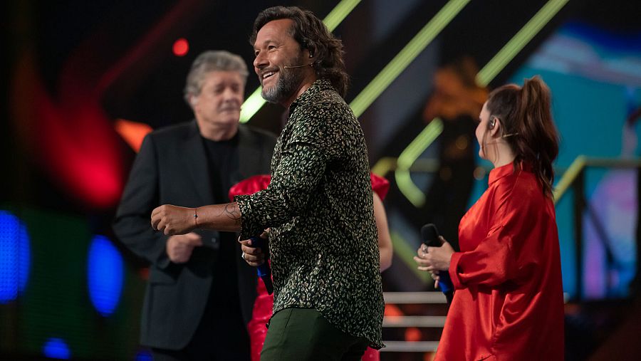 Diego Torres con su grupo en Dúos Increíbles