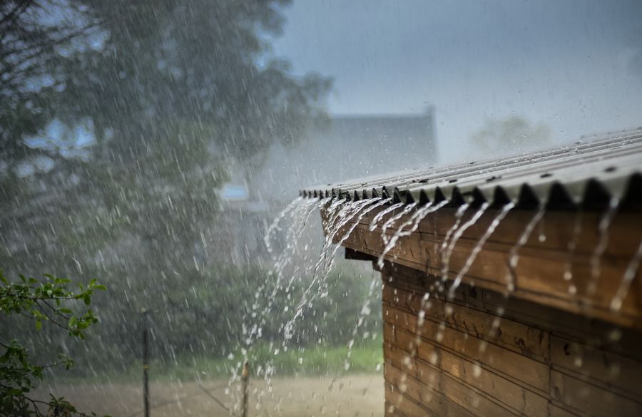 Lluvia cayendo sobre tejado