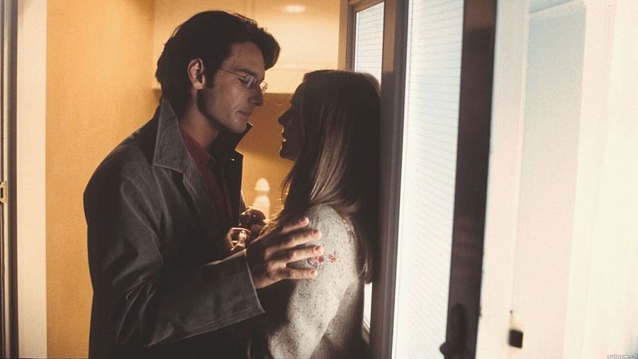 Rodrigo Santoro y Laura Linney, en una escena de la comedia romántica