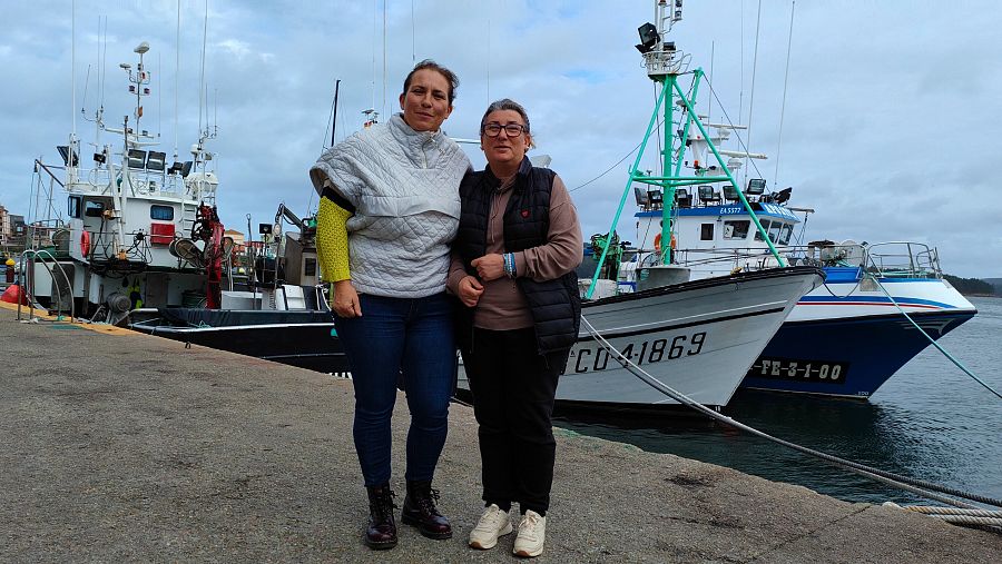 Ana María (izquierda) y María José, en el puerto de Camariñas.