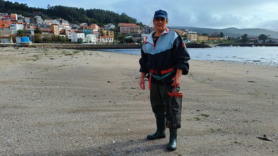 La mariscadora Nuria Casais, en la playa de Cee.