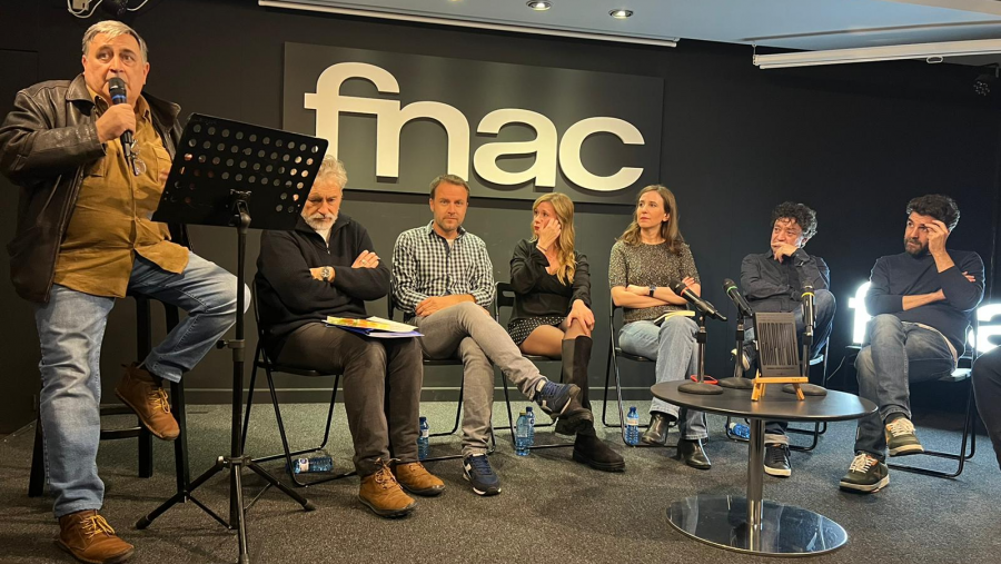 Presentación de Chapapote, libro sobre los veinte años del Prestige. De izquierda a derecha: Xosé Manuel Pereiro, Manuel Rivas, Arturo Lezcano, Lucía Taboada, Natalia Junquera, Xosé Hermida y Gonzo.