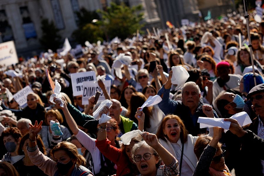 Manifestantes agitan pañuelos blancos por la sanidad pública en Madrid.
