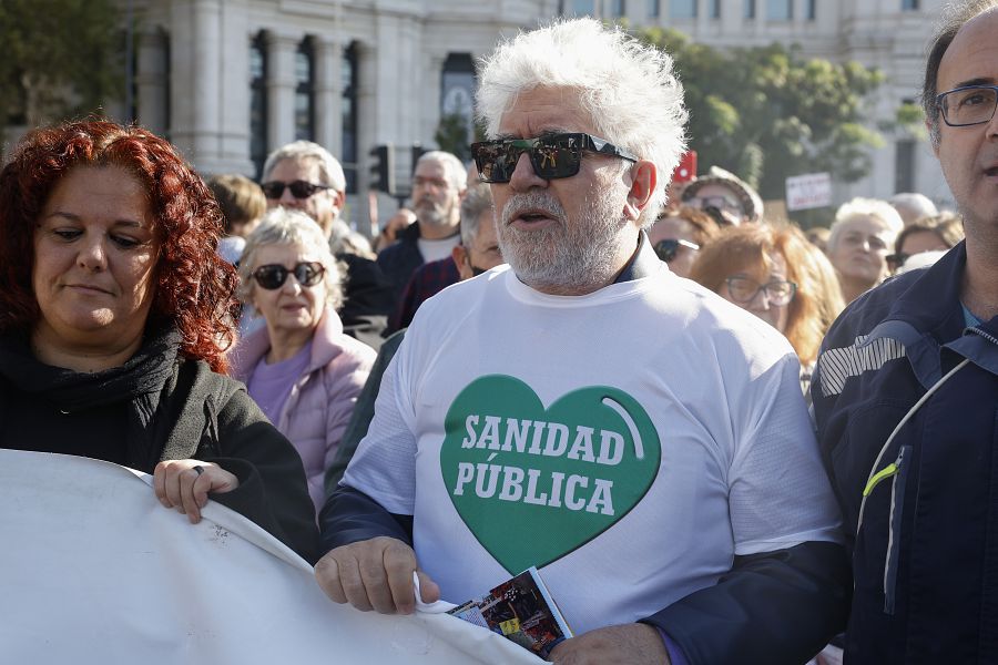 El cineasta español Pedro Almodóvar en la manifestación por la sanidad pública en Madrid