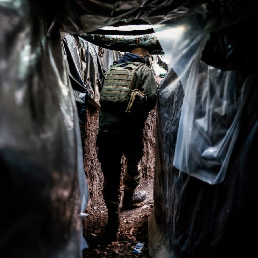 Un soldado en una trinchera ucraniana en el frente de Jersón, el 7 de noviembre.