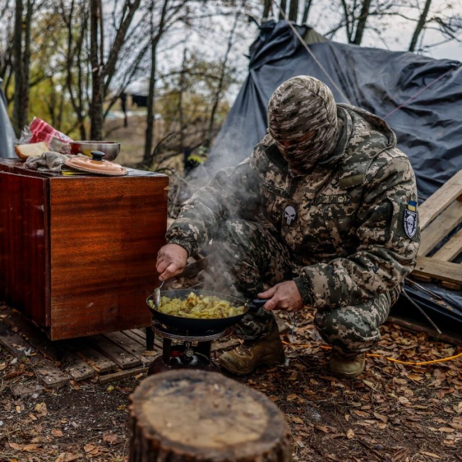 Un soldado ucraniano prepara comida en una posición al norte de Jersón