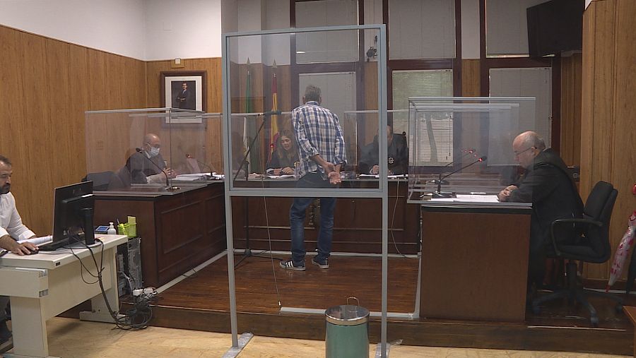 El letrado Jorge Machuca (derecha) ejerciendo en turno de oficio en un juzgado de Jaén