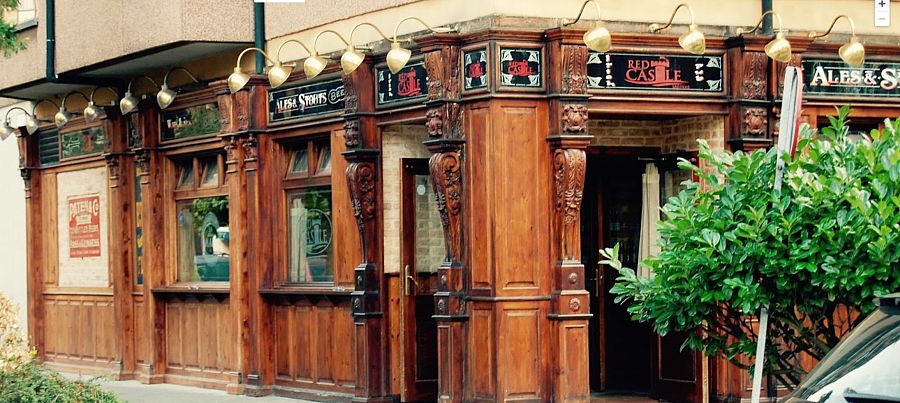 Imagen de la fachada de la taberna Red Castle en Salinas, Asturias