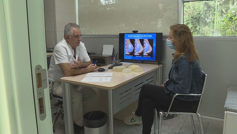 El cirujano plástico, Enric Sospedra, en su consulta de Barcelona