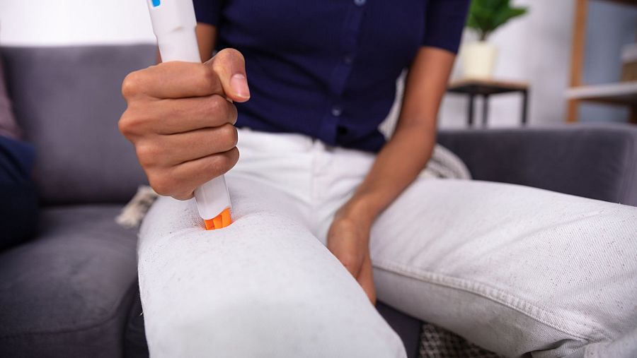Mujer usando un autoinyector como tratamiento de emergencia para una reacción alérgica - Ver ahora