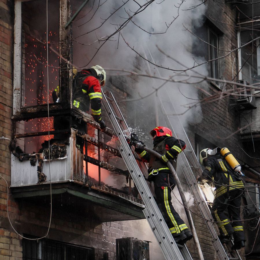 Bomberos trabajan para apagar un incendio provocado por un ataque ruso en un apartamento de Kiev