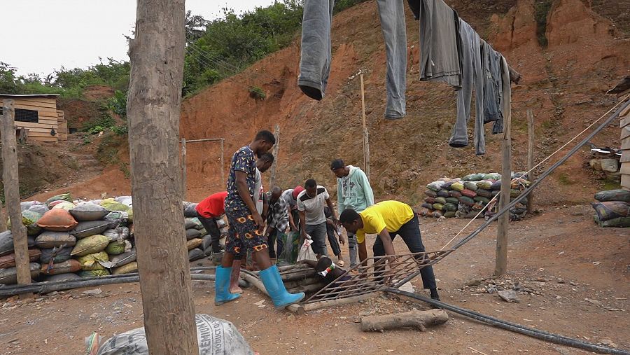 Jóvenes buscando restos de oro cerca de una mina en Ghana
