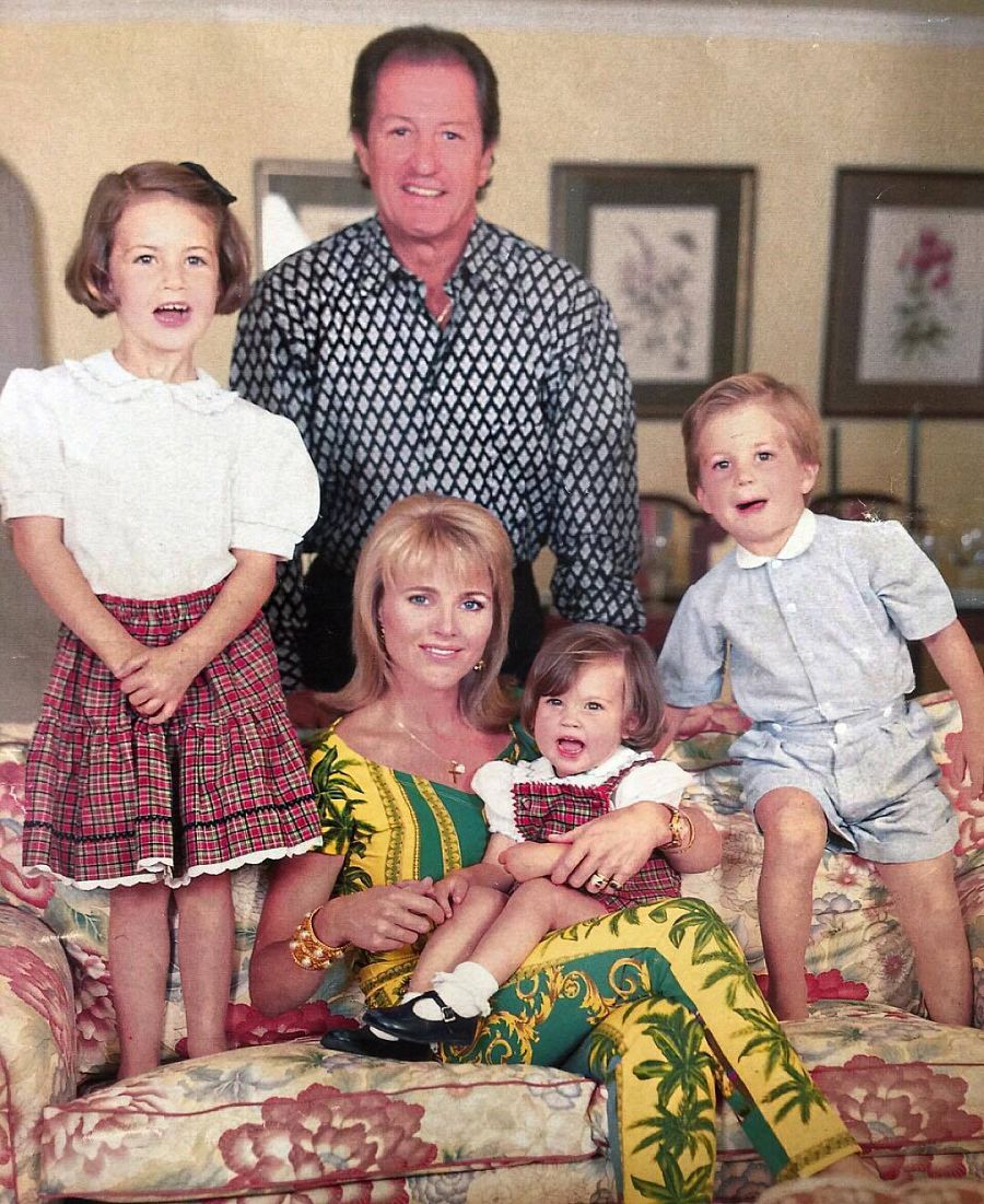 Imagen de Philippe Junot y Nina Wendelboe-Larsen junto a sus tres hijos
